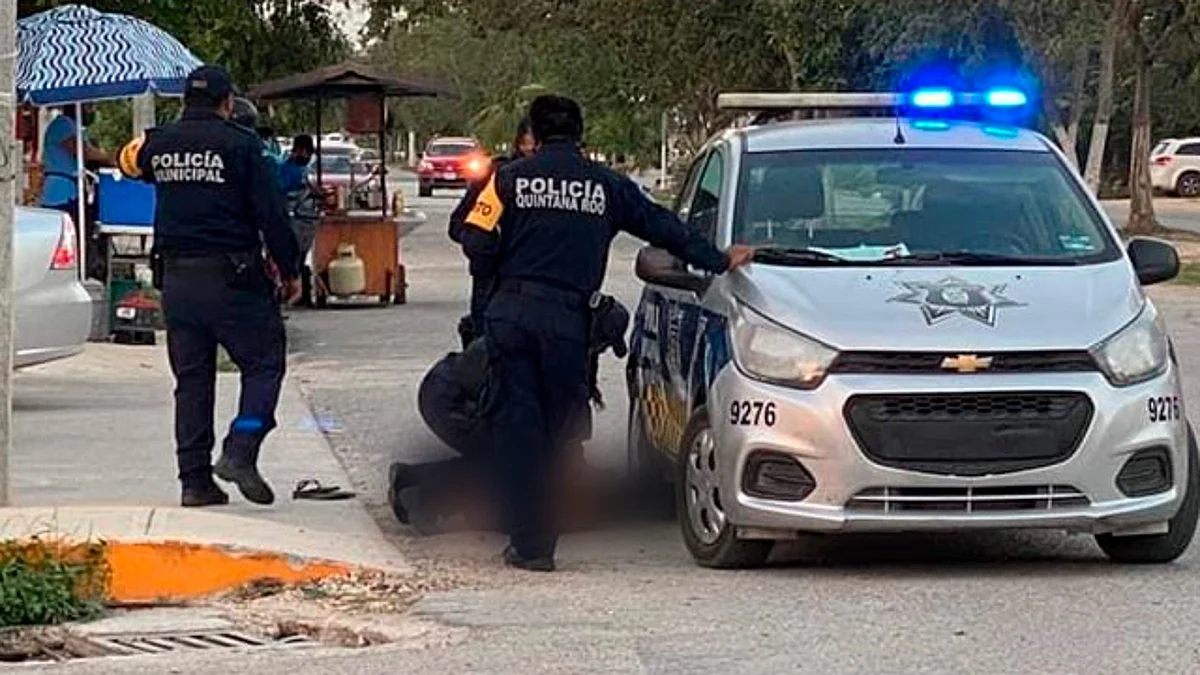 La mujer fue llevada inconsciente a un centro de salud (Foto: FB/Inspector Nocturno Cancun)