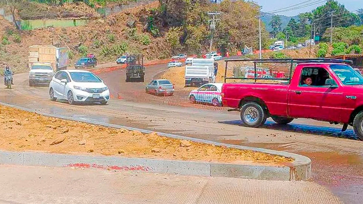 Reabren circulación en carril modernizado del Acceso Norponiente a Uruapan