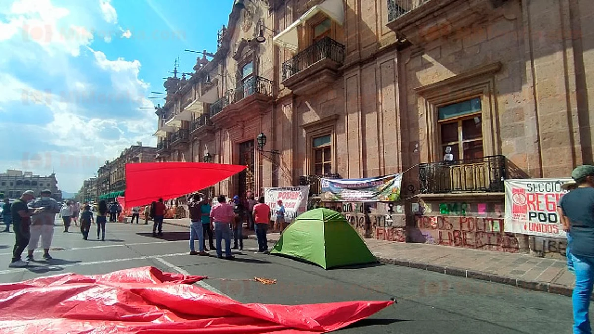 Docentes de Michoacán se concentraron en el primer cuadro de la ciudad como conclusión de la caravana motorizada (Foto: Cynthia Arroyo)