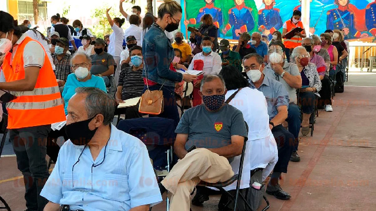 Más de 300 trabajadores agremiados al SEMACM comenzaron a recibir la primera dosis (Foto: Marco Santoyo)