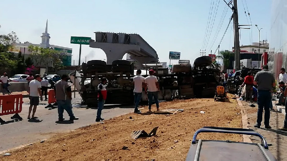 Revolvedora provoca aparatoso accidente en salida a Mil Cumbres, en Morelia