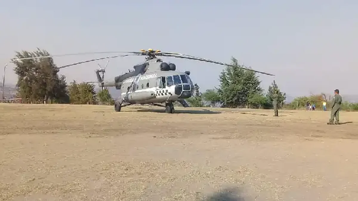 Arriba helicóptero especializado a incendio en Hidalgo y Jungapeo