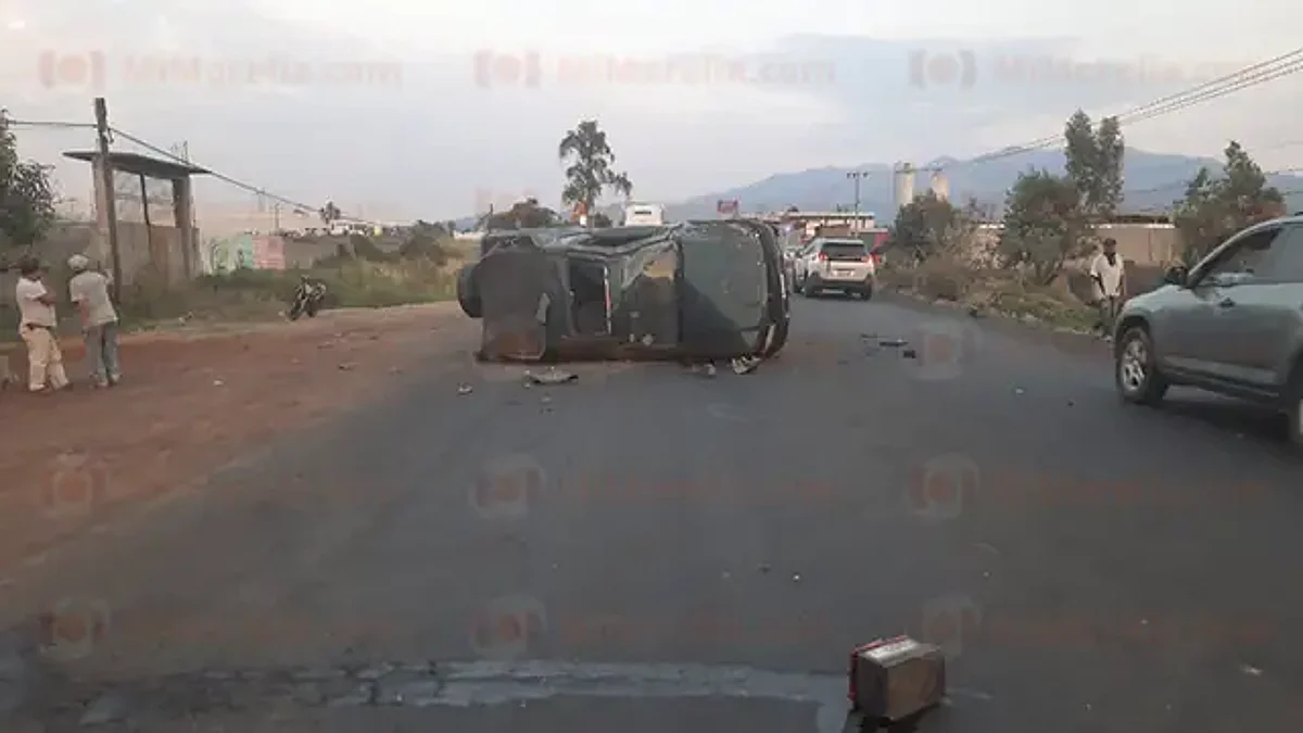 Joven fallece en el hospital tras volcadura de camioneta en Los Reyes