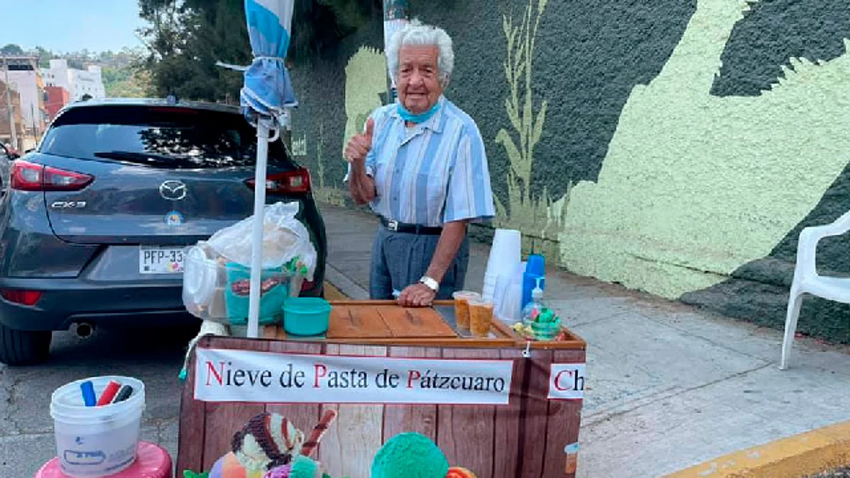 Abuelito moreliano vende nieve de pasta; piden hacer barrio