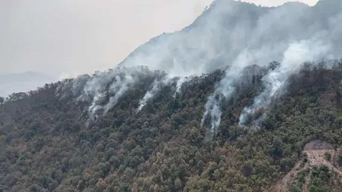 En Pátzcuaro, combaten incendios forestales con apoyo de helicóptero