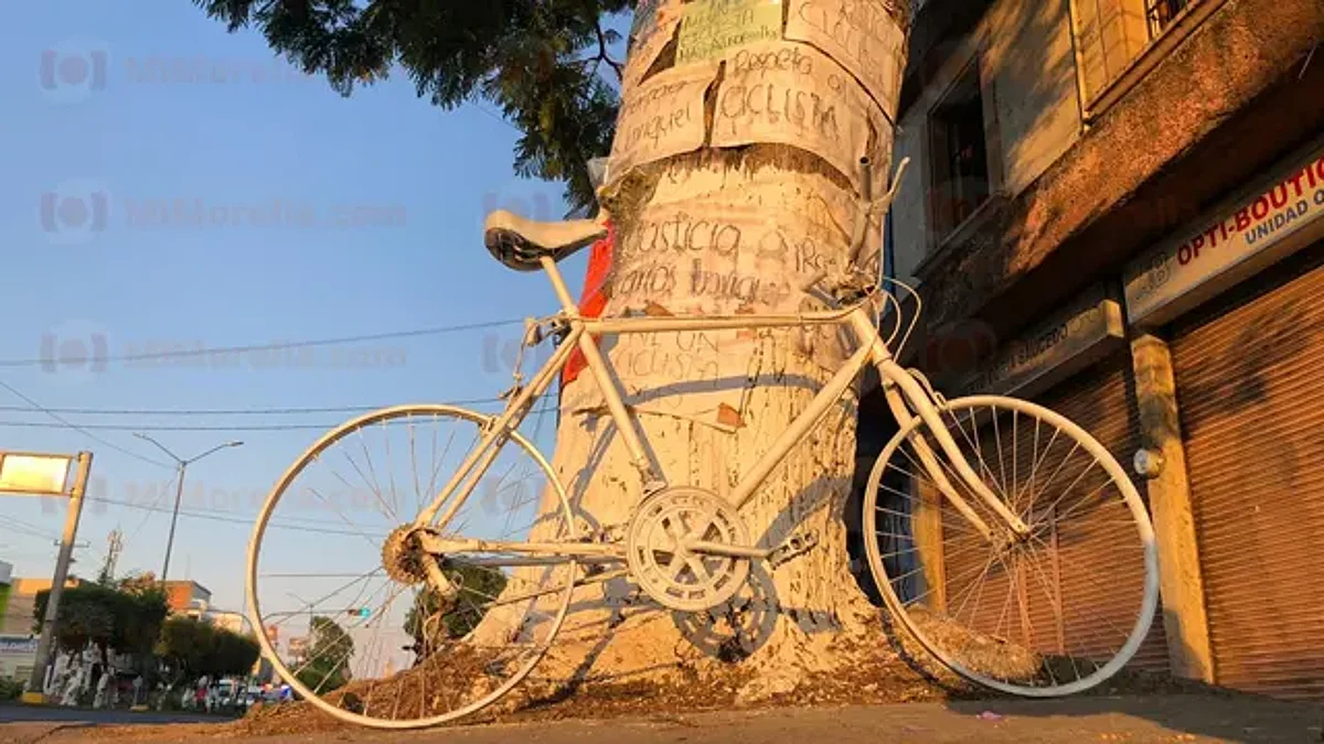 Ciclistas rinden homenaje a joven que murió embestido por camión
