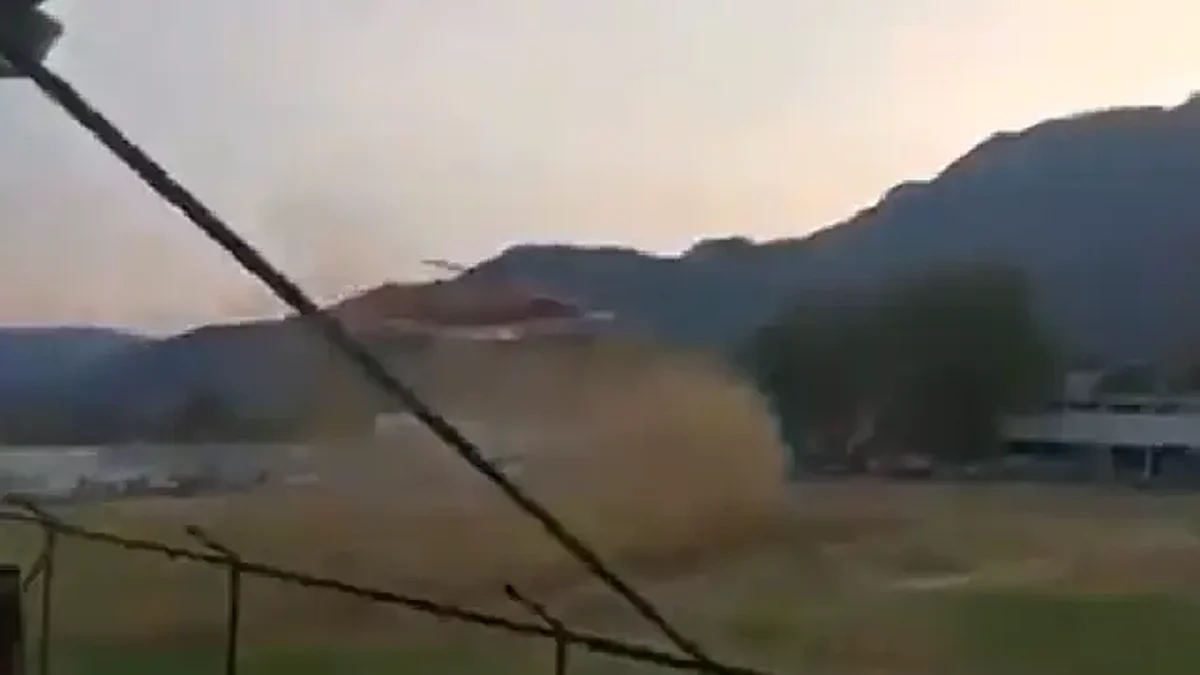 Helicóptero aterriza de emergencia en cancha y aficionados lo apedrean