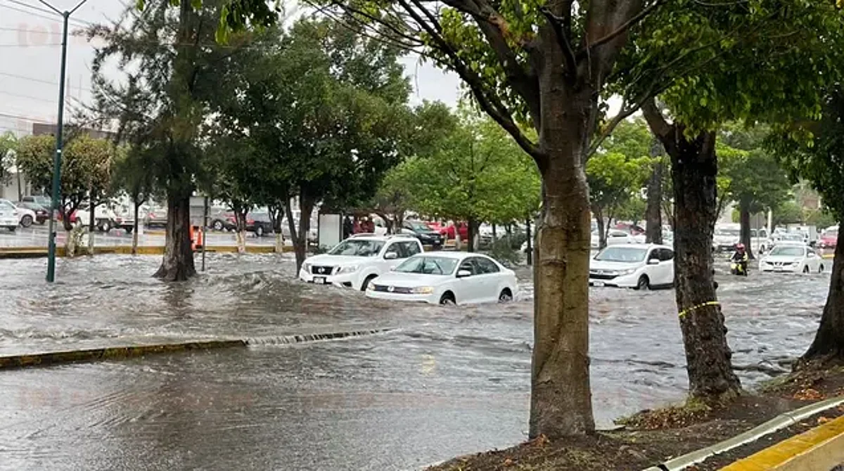 Lluvia deja encharcamientos en distintas partes de Morelia