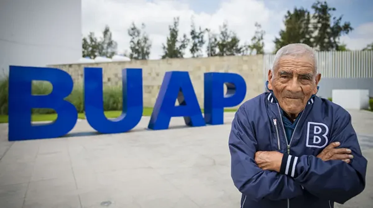 A sus 84 años está por graduarse de la Universidad de Puebla