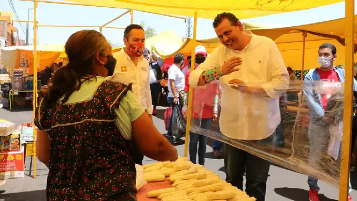 Memo Valencia visita a comerciantes de tianguis de Prados Verdes