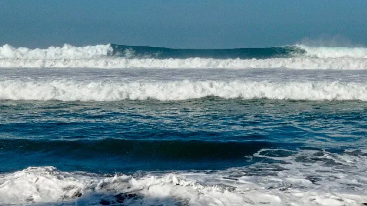 Alertan a bañistas sobre "mar de fondo" en playas de Michoacán