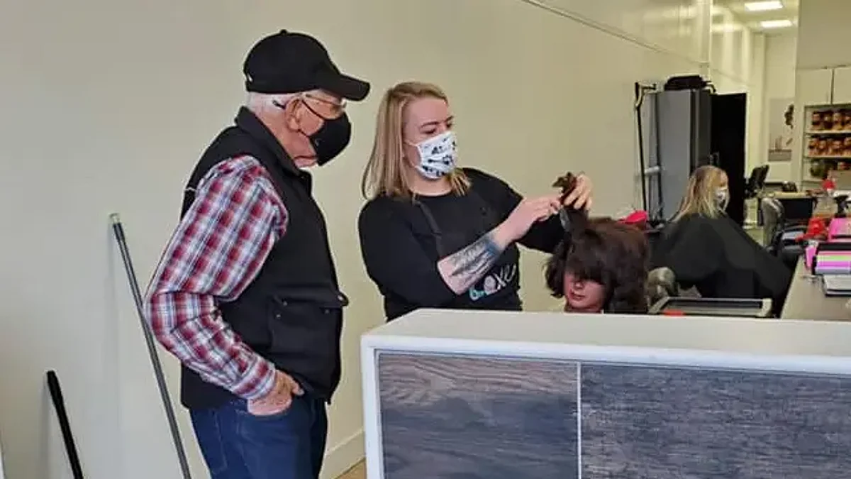 ¡Cuánto amor! Abuelito aprende a usar tenazas para peinar a su esposa