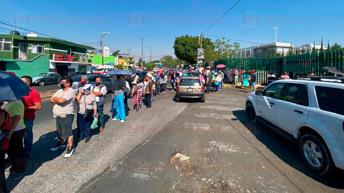Muerte de hombre en fila de vacuna se atribuye a posible infarto