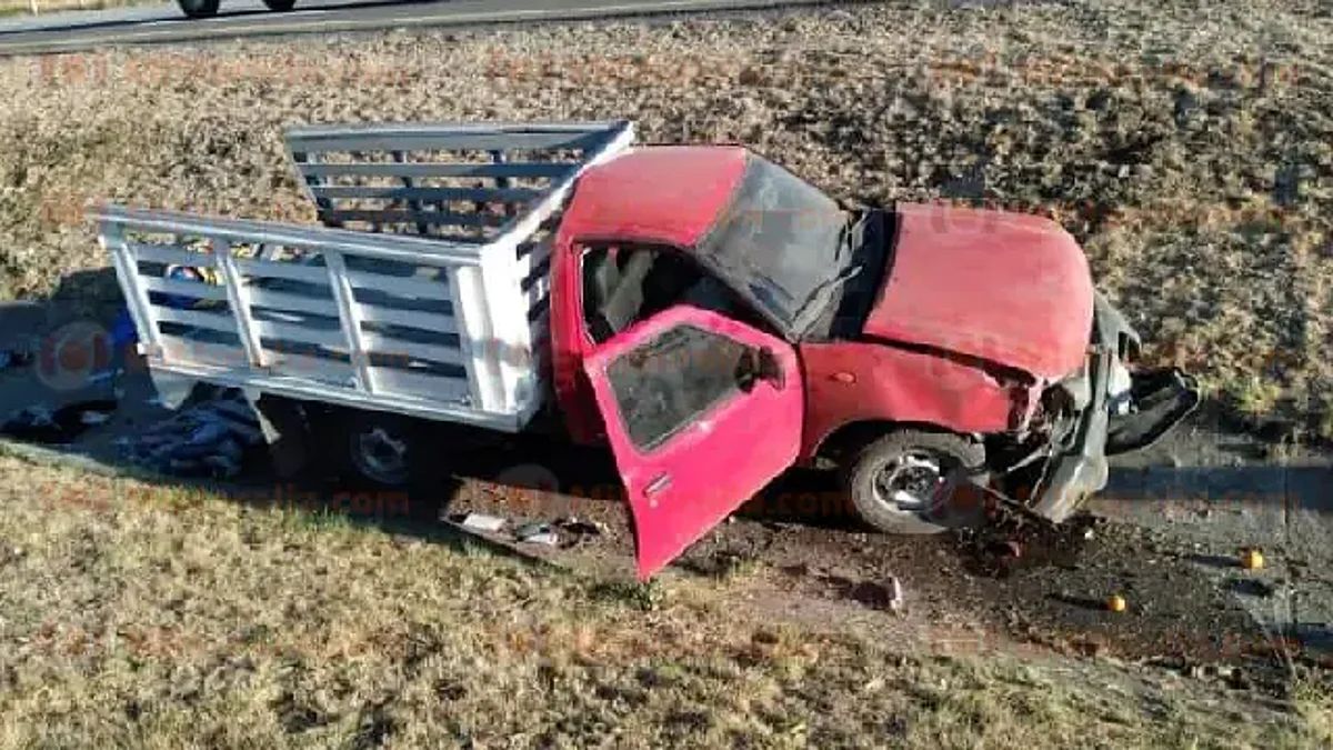 Volcadura de camioneta en la autopista de Occidente deja un muerto