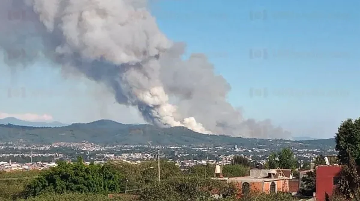 Avanza incendio forestal en Uruapan; temen que arrase viviendas