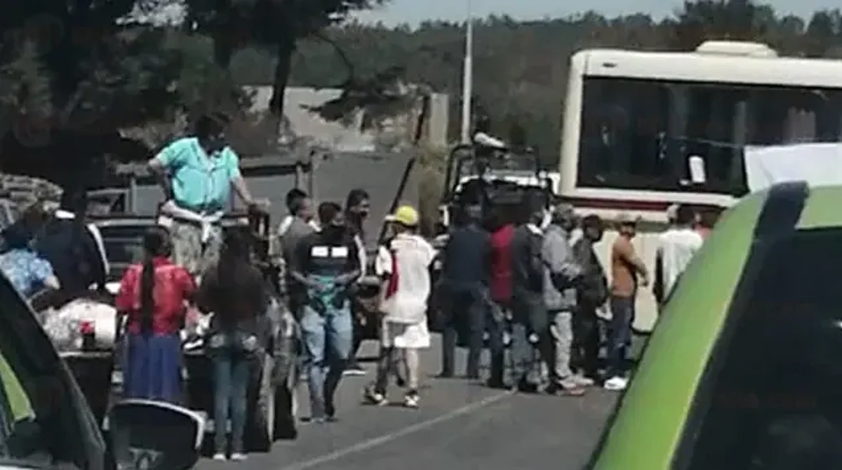 Bloqueo en Meseta de Michoacán, por desaparición de 2 en Angahuan