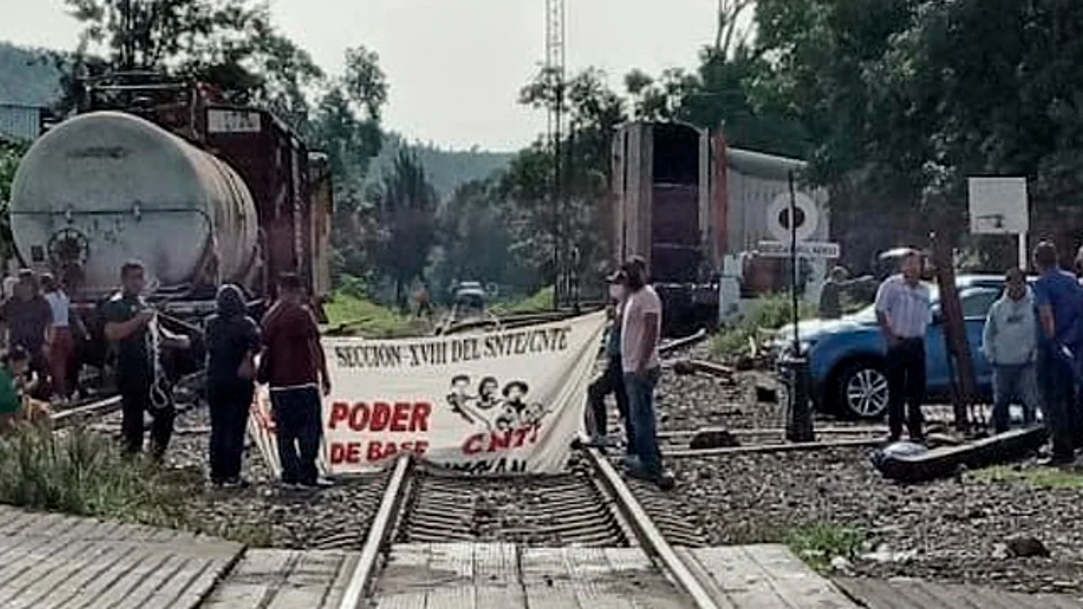Pide KCSM intervención de autoridades para liberar vías del tren en Uruapan