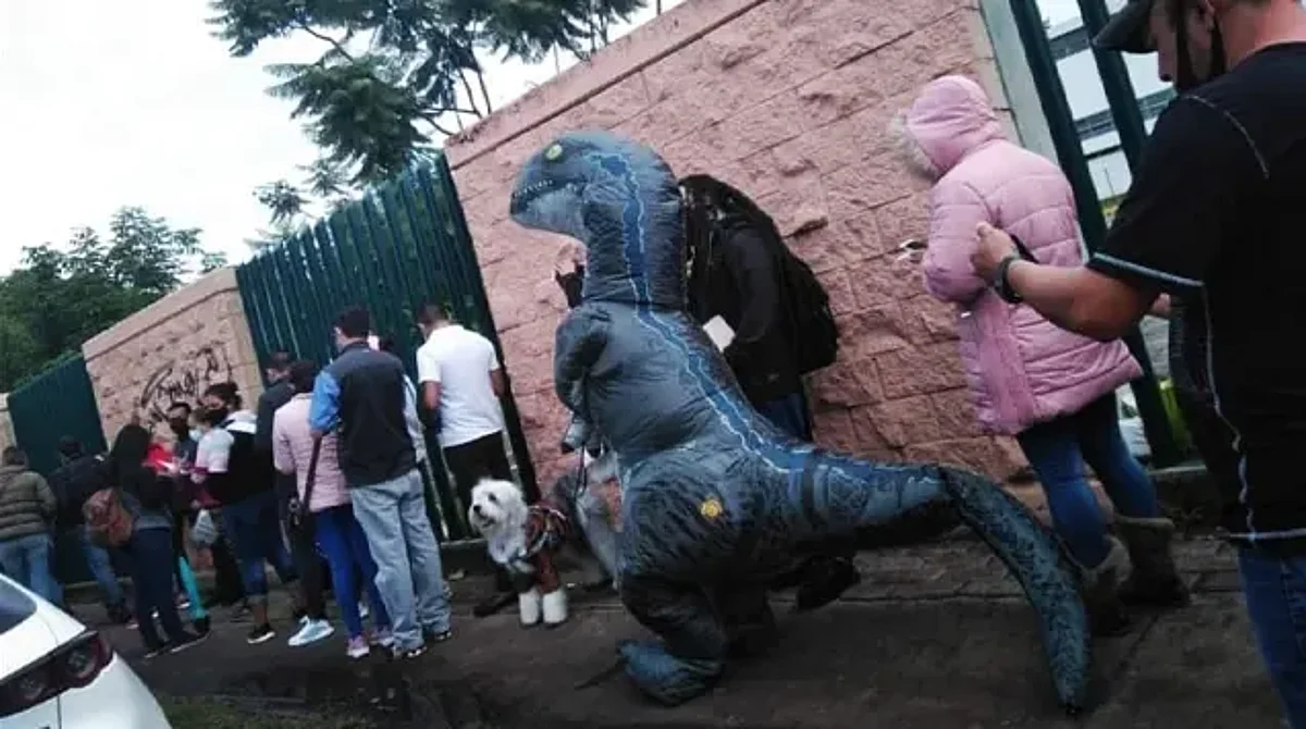 Moreliana se vacuna disfrazada de dinosaurio para no contagiarse de Covid