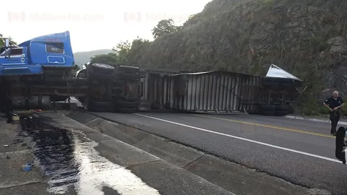 Vuelca tráiler con contenedores y bloquea la autopista Siglo XXI