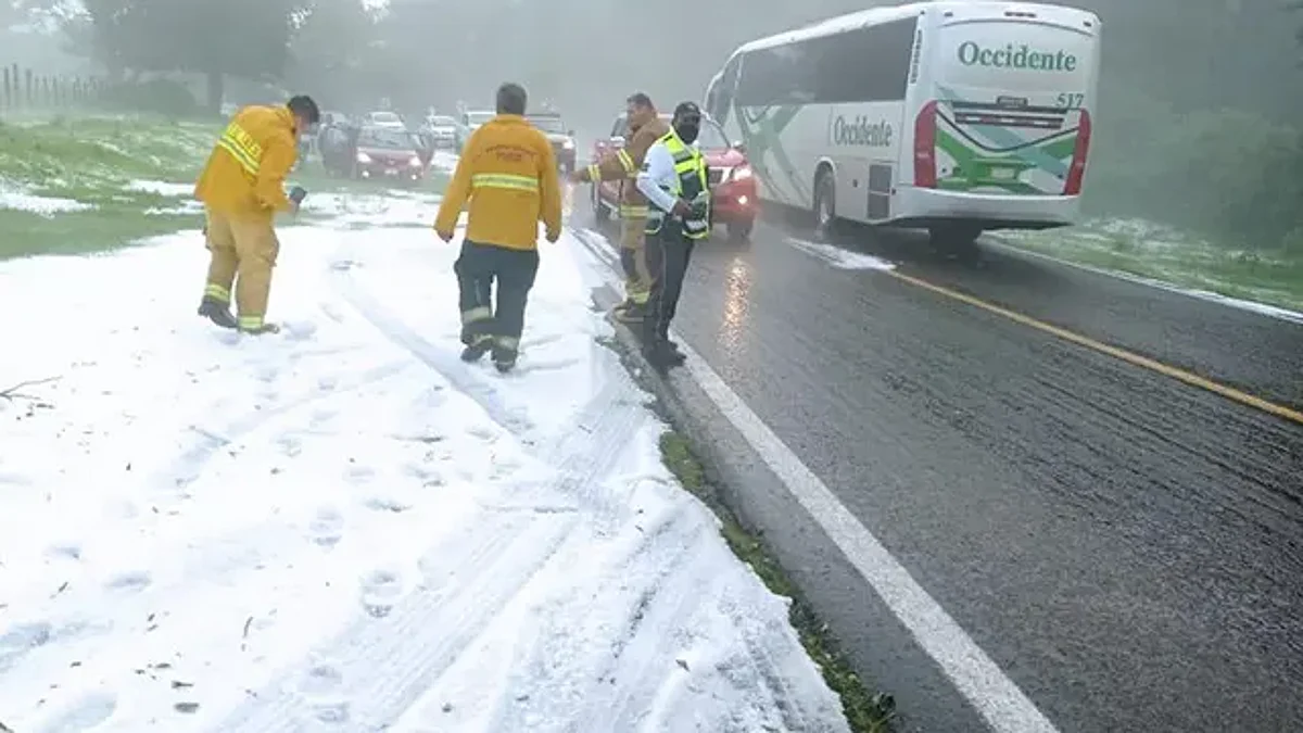 Granizada tiñe de blanco la carretera Quiroga-Zacapu, en Michoacán