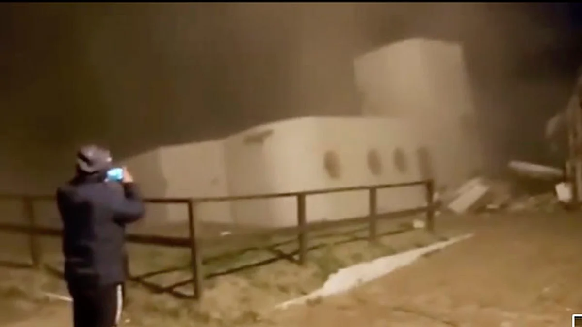 Casa se derrumba en Argentina por olas de hasta 5 metros