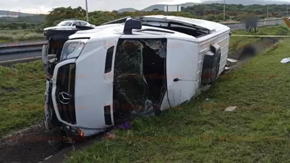 Joven mujer muere en volcadura de camioneta; hay 3 heridos, en Michoacán