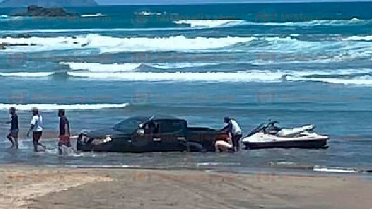 Meten camioneta a la arena y queda atrapada en playa Troncones
