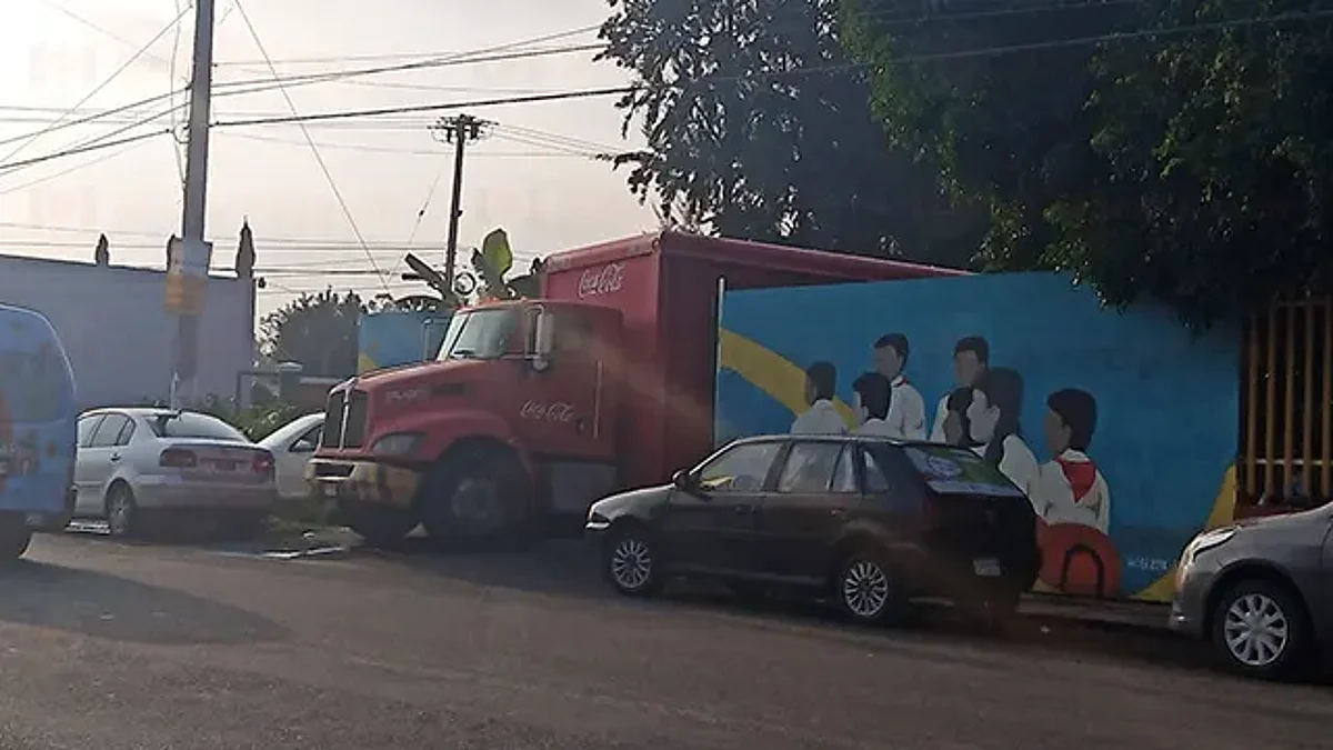 Normalistas saquean camiones y se llevan más de 60 mil pesos en producto, en Morelia