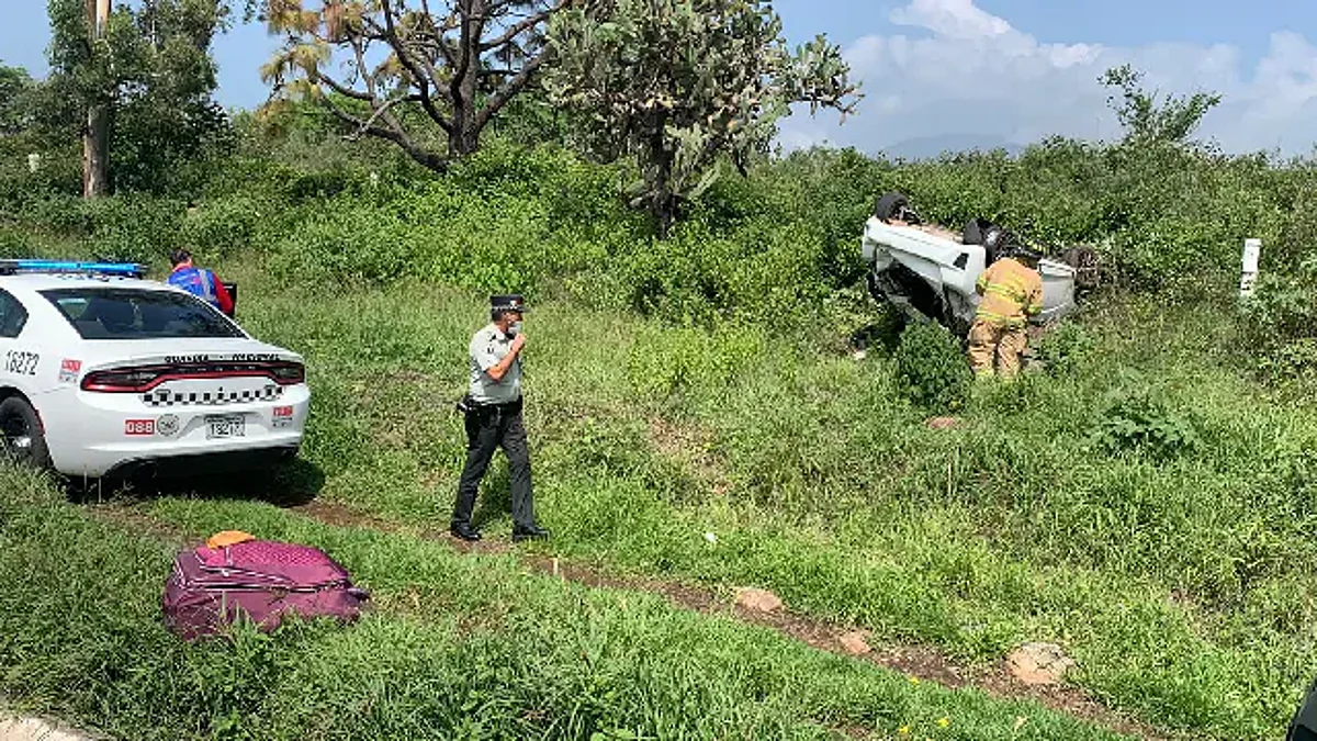 Vuelca automóvil en la salida a Pátzcuaro