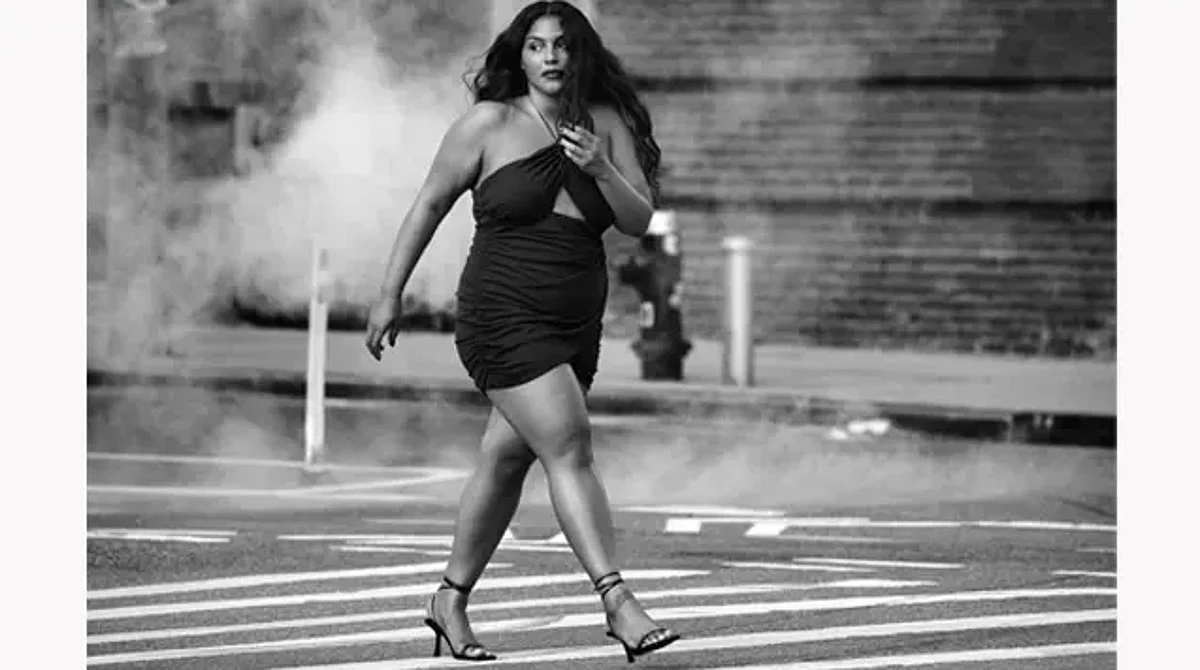 ZARA encanta con MODELO y vestido CURVY