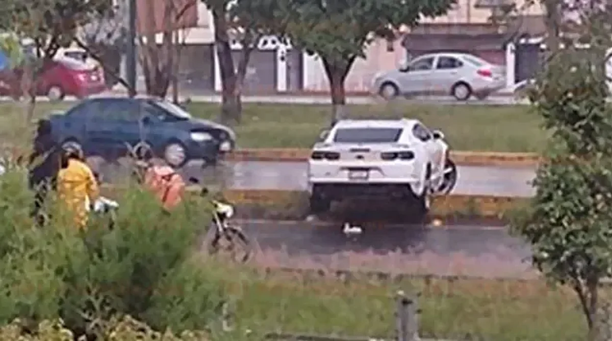 ACABA DE PASAR: Se sale del carril y atropella a motociclista, en Morelia