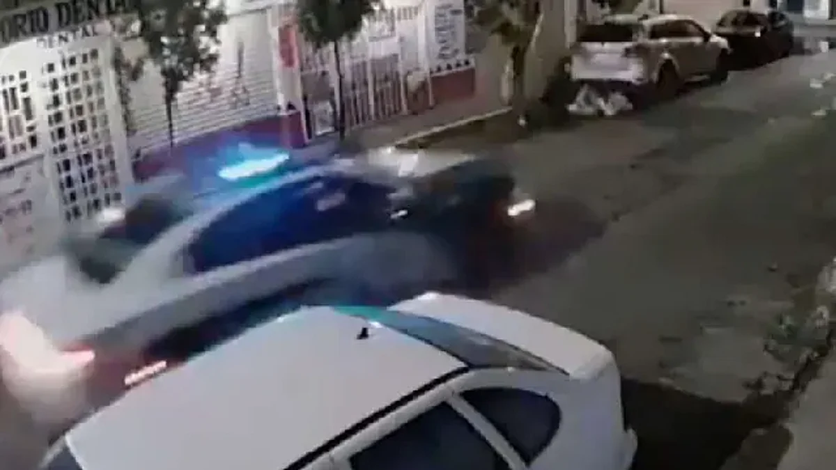 Motociclistas se estrellan y policías no los ayudan, en CDMX