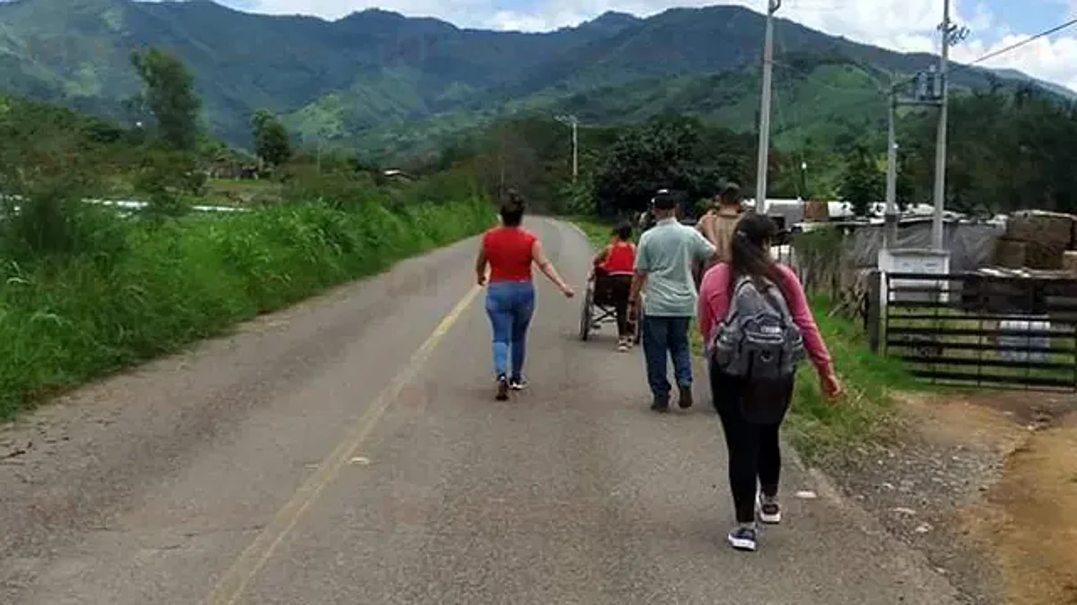 Pese al esfuerzo y operativos de las autoridades, en varios puntos de las carreteras de Aguililla se pueden observar los estragos de los enfrentamientos (Foto: RED 113)