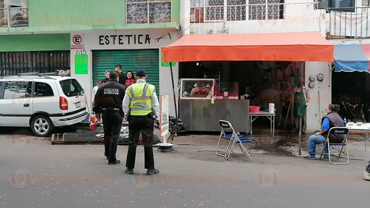¡Con las carnitas no! Camioneta choca contra negocio en Morelia