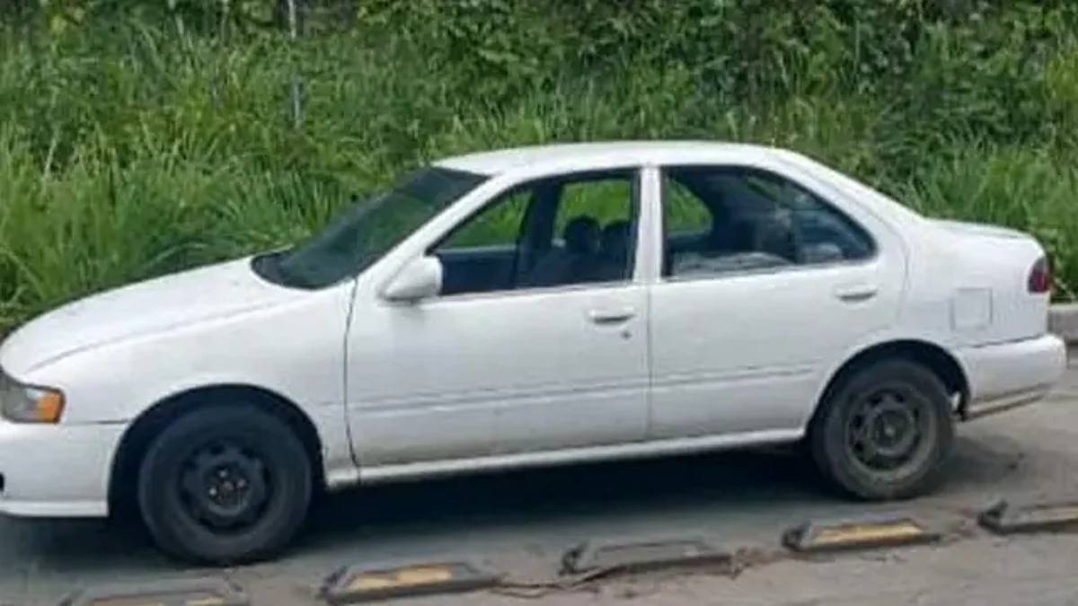 Detienen a tres hombres a bordo de auto con reporte de robo, en Uruapan