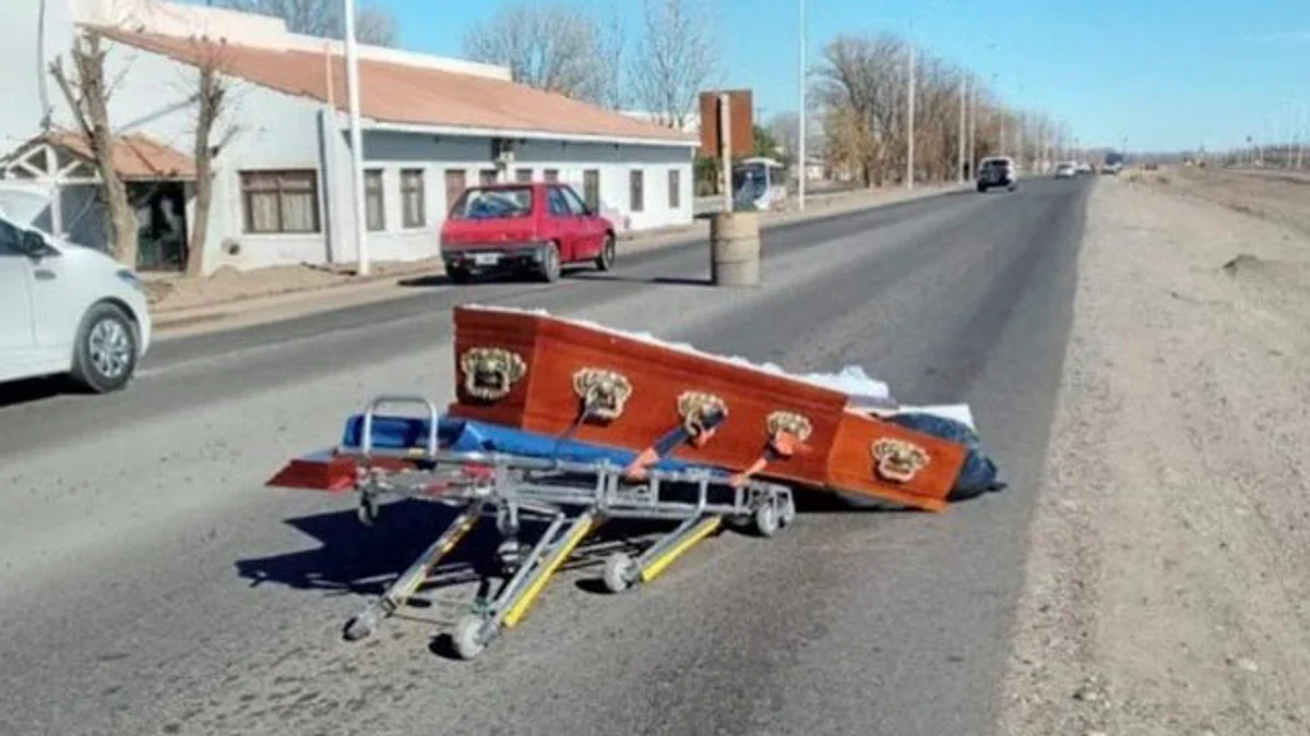 Por esquivar un bache, carroza tira el ataúd con un cadáver