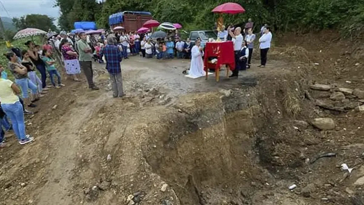 Realizan misa en Coalcomán junto a carretera destrozada
