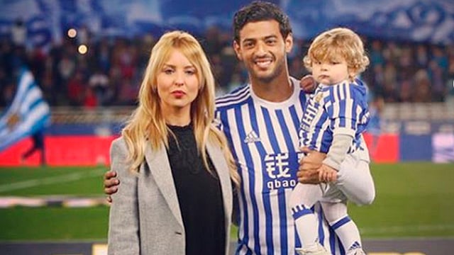 Esposa de Carlos Vela "indiferente" ante señalamientos al jugador