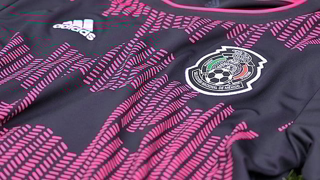 Selección Mexicana presenta el nuevo jersey; van de negro y rosa