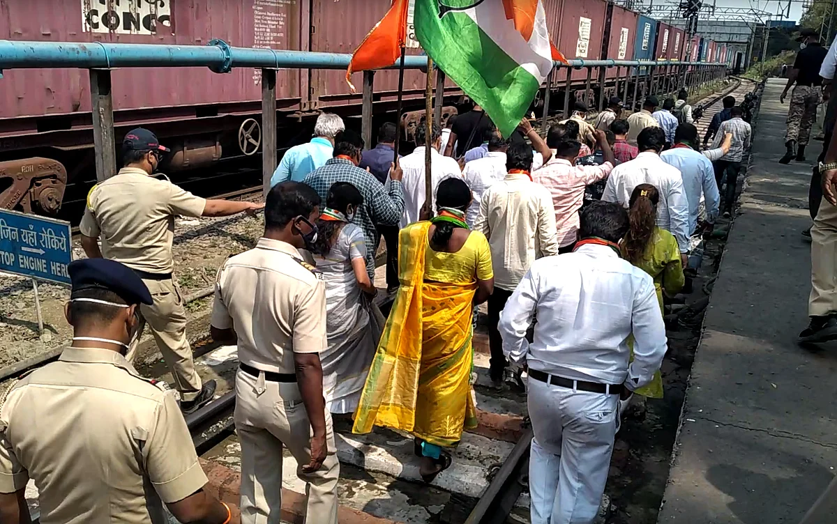 कृषी कायद्याविरोधात पुण्यात रेल्वे रोको आंदोलन
