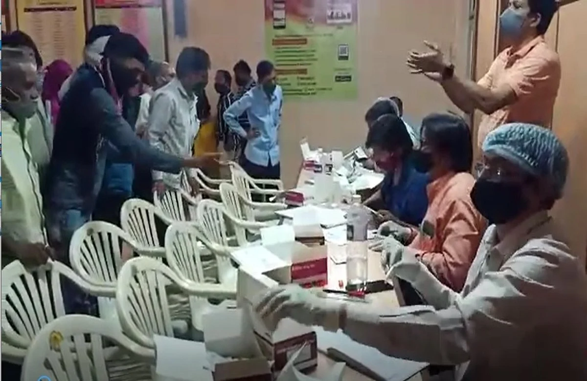 COVID टेस्टसाठी अकोल्यात गर्दी, कुठे आहे Social Distancing?