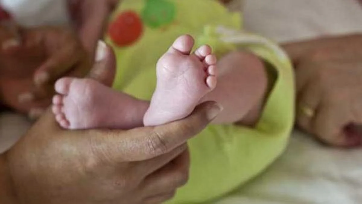 नवजात बाळाला लोकल ट्रेनमध्ये सोडून देणाऱ्या महिलेसह प्रियकराला अटक