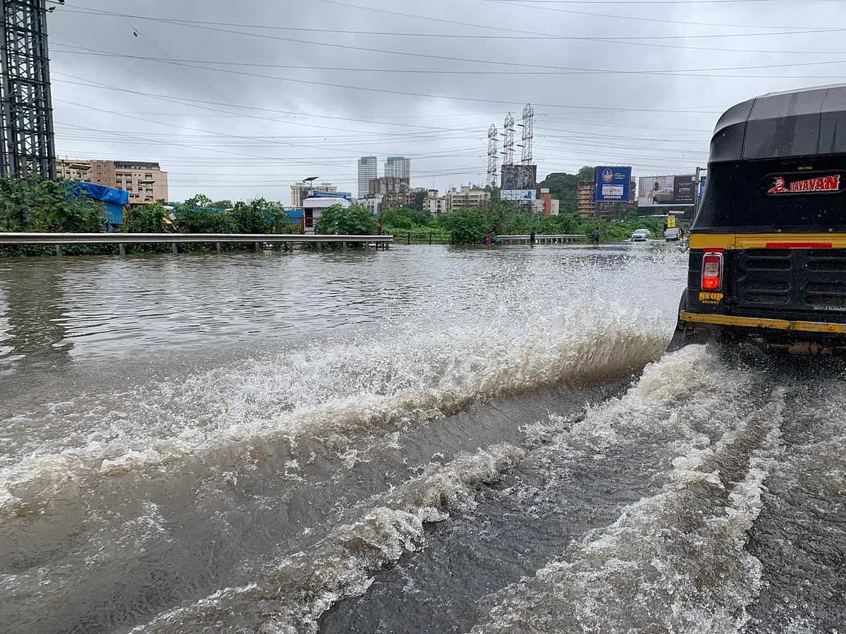 राज्यातील बहुतांश भागात मुसळधार ते अतिमुसळधार पावसाचा इशारा.