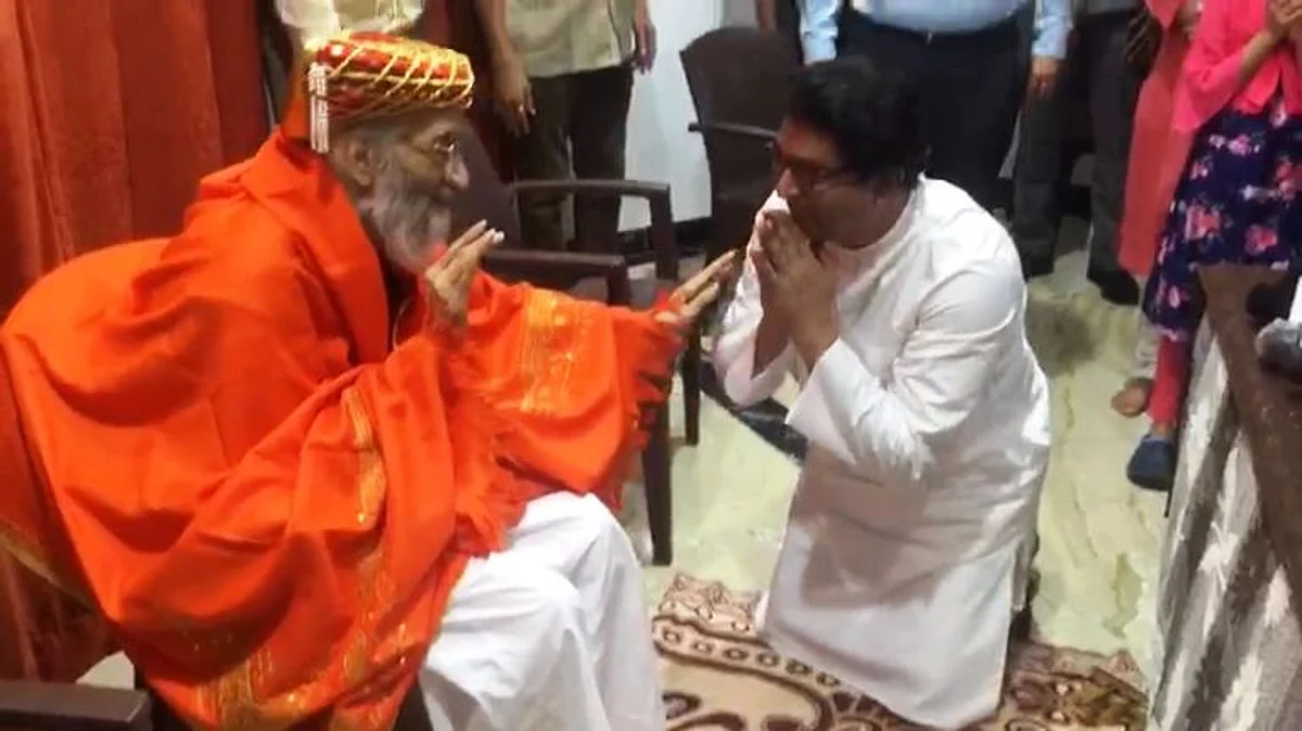राज ठाकरेंनी घेतले बाबासाहेबांचा आशीर्वाद