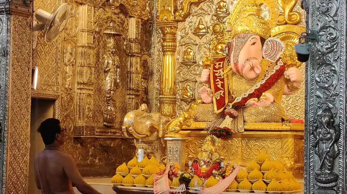 Ganesh Utsav 2021 : श्रीमंत दगडूशेठ गणपतीला पाच कोटींचा सोन्याचा मुकुट भेट