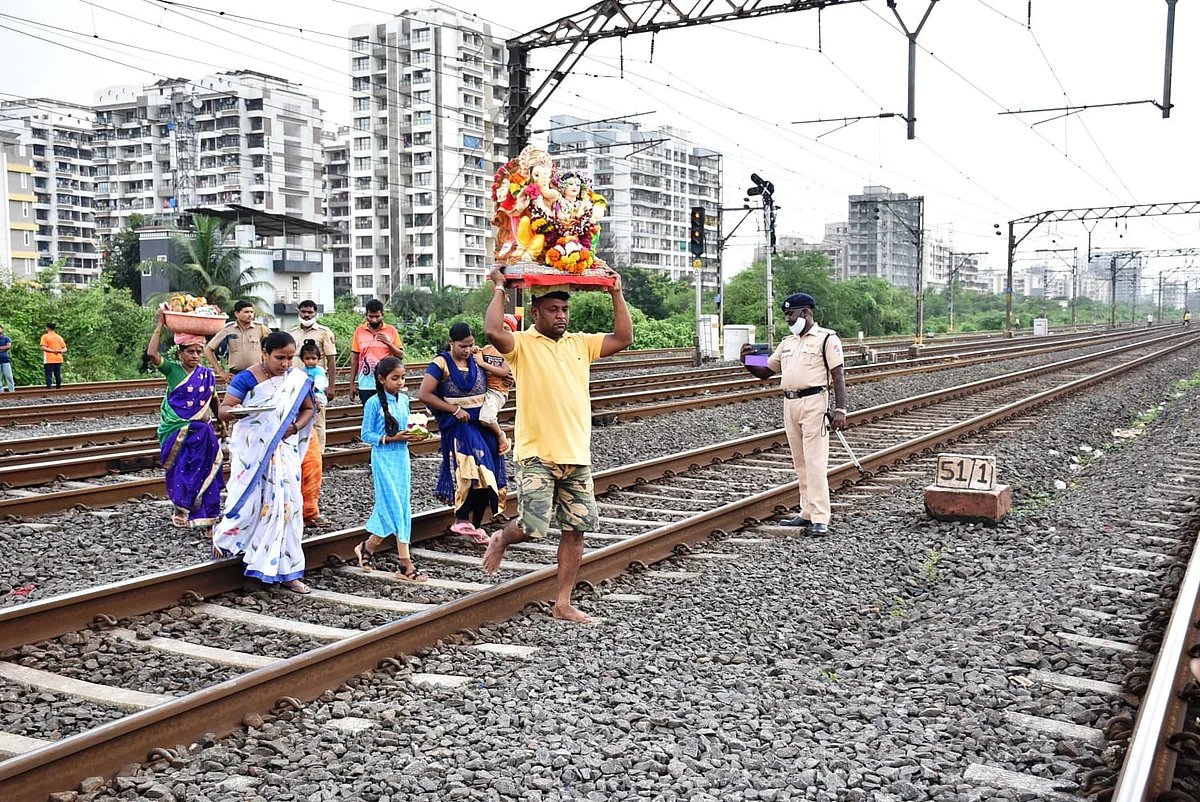 नागरिक विसर्जन करत असताना पोलीस अधिकारी गस्त घालत होते