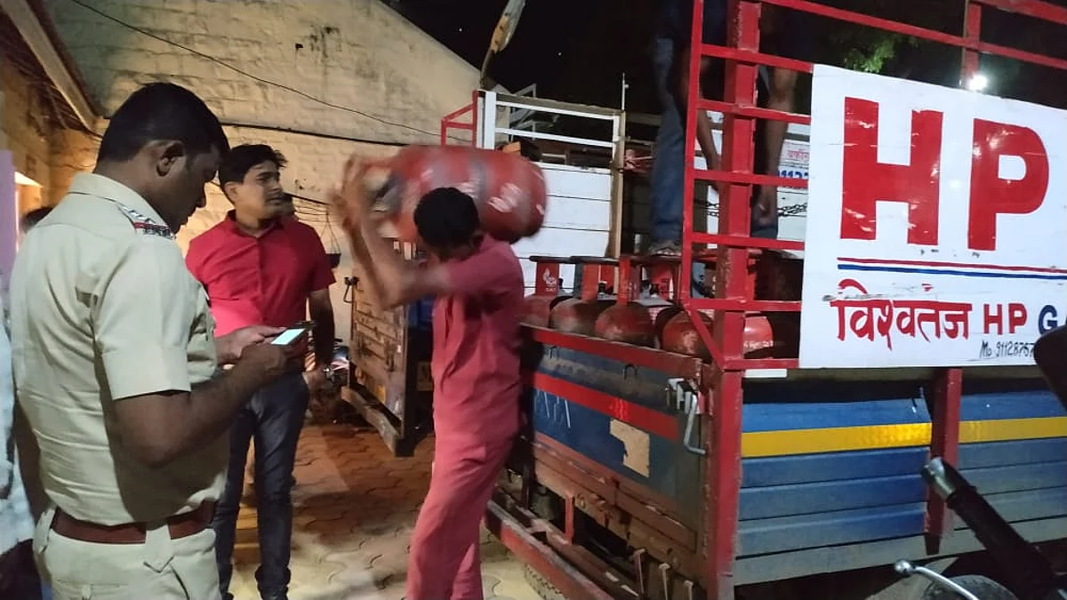 पुणे : LPG Gas चा काळाबाजार करणाऱ्या पाच जणांना रंगेहाथ पकडलं