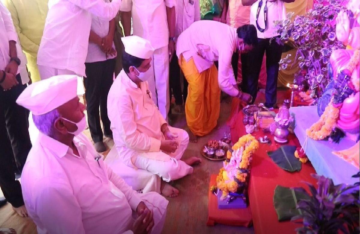 Ganesh Utsav 2021 : 'या' दिग्गज राजकारण्यांच्या घरी बाप्पाचं आगमन!
