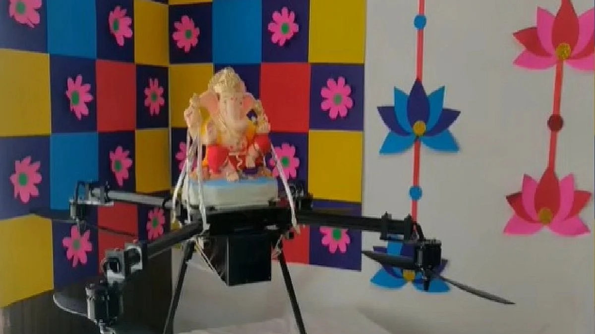 Ganesh Utsav 2021 : Drone वर विराजमान झाले बाप्पा! पुण्यातल्या इंजिनिरिंगच्या विद्यार्थ्यांची आयडीयाची कल्पना