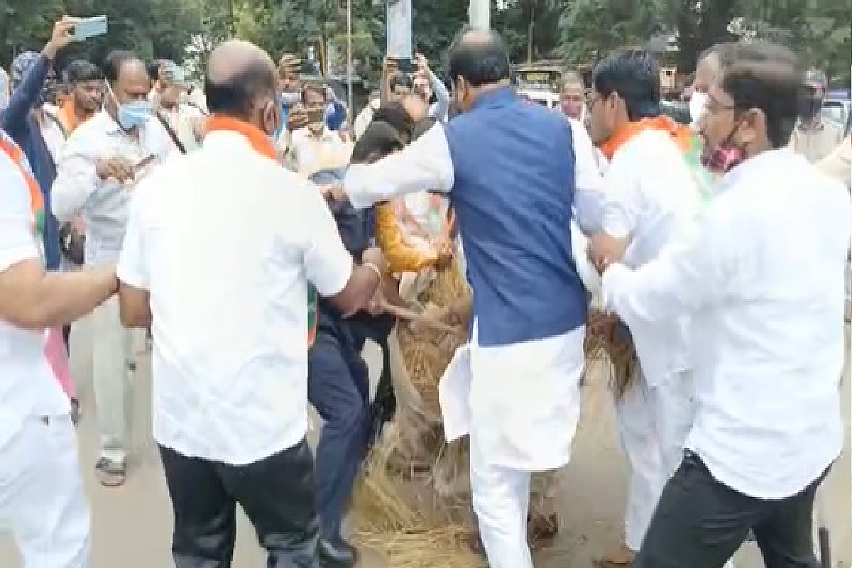 Solapur मध्ये CM Uddhav Thackeray यांचा पुतळा जाळण्याचा भाजप कार्यकर्त्यांचा प्रयत्न